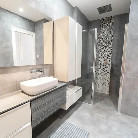 Appartement Superbe Avec Jardin Piscine, Garage Nice