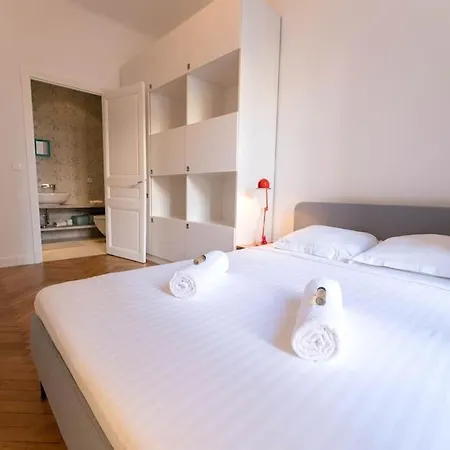 Superbe Avec Jardin Piscine, Garage Apartment Nice