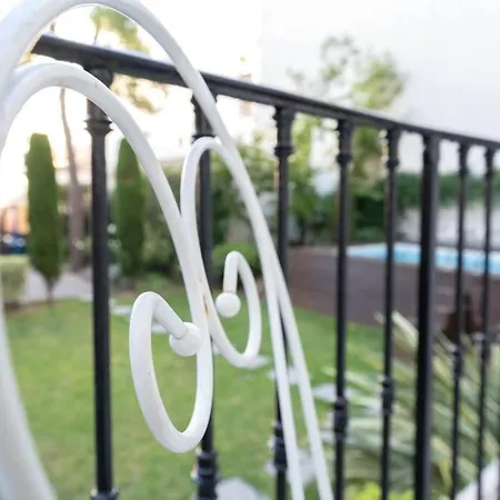 Superbe Avec Jardin Piscine, Garage Apartment Nice